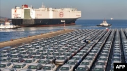 山东烟台港的电动车等待装船出口(资料照:2024年1月10日)