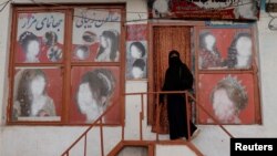 Sebuah salon kecantikan yang gambar wajah perempuannya sudah "ditutupi" oleh pemilik toko di Kabul (foto: dok). Rezim Taliban memerintahkan ratusan salon kecantikan yang dikelola perempuan untuk ditutup.
