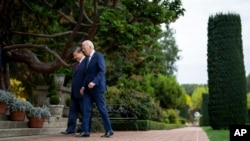 2023年11月15日,拜登总统和中国国家主席习近平在加利福尼亚州伍德塞德费罗丽庄园的花园里散步。(美联社照片)