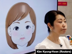 Pelatih senyum Keiko Kawano mengajarkan cara meregangkan otot wajah pada kursus latihan senyum di Sekolah Seni Sokei di Tokyo, Jepang, 30 Mei 2023. (Foto: REUTERS/Kim Kyung-Hoon)