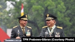 Prabowo Subianto (kanan) berkendara dengan mobil militer bersama Panglima TNI Jenderal TNI Agus Subiyanto seusai menerima anugerah pangkat istimewa dari Presiden Joko Widodo di Mabes TNI, Cilangkap, Jakarta Timur, Rabu, 28 Februari 2024. (Foto: TPN Prabowo-Gibran)