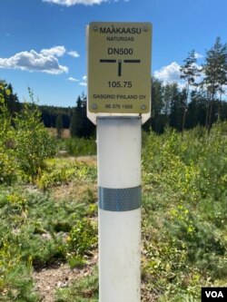 波罗的海油气管道的陆地部分埋设在地下，图为地面标识桩，每间隔十多米就有一根 (美国之音/李北平)