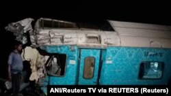 Vagon oštećen u udesu dve kompozicije ekspres vozova u Indiji - gde je stradalo više od stotinu putnika (Foto: ANI/Reuters TV via REUTERS)
