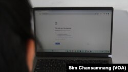 យុវតី​មួយរូប​បាន​បើក​គេហទំព័រ​កំណត់ត្រា​ដែល​ត្រូវបាន​រដ្ឋាភិបាល​បិទខ្ទប់។ (ស៊ឹម ចាន់សំណាង/វីអូអេ)