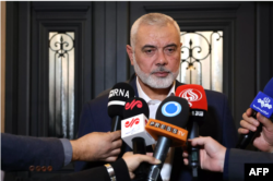 FILE - Pemimpin Hamas yang berbasis di Qatar, Ismail Haniyeh berbicara di Doha, 20 Desember 2023. (Kementerian Luar Negeri Iran/AFP)