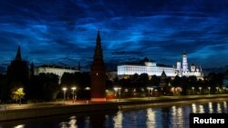 夜幕下的莫斯科克里姆林宫。（2023年7月4日）