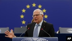 Kepala kebijakan luar negeri UE Josep Borell menyampaikan pidatonya di Parlemen Eropa, Rabu, 16 Februari 2022 di Strasbourg. (Foto: AP)