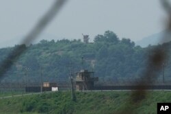 Pos penjagaan militer Korea Utara, latar belakang, dan pos Korea Selatan, depan, terlihat di Paju Korea Selatan, 20 Juli 2023. (AP Photo/Ahn Young-joon)
