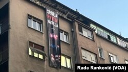 Transparent na zgradi preko puta Policijske uprave za Beograd na 10. protestu "Srbija protiv nasilja", 8. jula 2023.