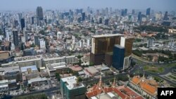 ទិដ្ឋភាពសំណង់អគារខ្ពស់ស្កឹមស្កៃនៅទីក្រុងភ្នំពេញ នាថ្ងៃទី២៩ ខែកុម្ភៈ ឆ្នាំ២០២៤។ 