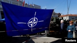 Bendera NATO berkibar di tengah perayaan 15 tahun keanggotaan Lituania dalam NATO di Vilnius, Lituania, 30 Maret 2019. (Foto: Reuters)