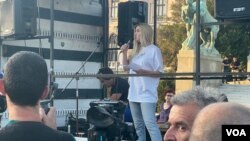 Anđela Radosavljević, studentkinja FPN, govori na skupu Srbija protiv nasilja, u Beogradu, 8. jula 2023. (Foto: Glas Amerike/Rade Ranković)