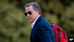 Hunter Biden, putra Presiden Joe Biden, berjalan dari Marine One pada saat kedatangan di Fort McNair, 25 Juni 2023, di Washington. (Foto: AP)