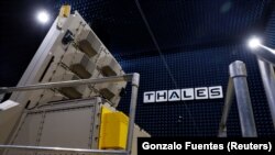 Sebuah Ground Master 200 (GM200), radar jarak menengah yang diproduksi untuk pertahanan udara, terlihat di ruang anechoic selama kunjungan di pabrik radar Thales di Limours, Prancis, 1 Februari 2023. (Foto: REUTERS/Gonzalo Fuentes)