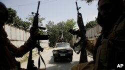 FILE - Pejuang Taliban berpatroli di Kabul, Afghanistan, 19 Agustus 2021.