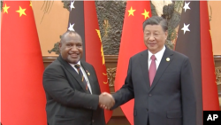 资料图片:中国国家主席习近平2023年10月17日会见访华出席“一带一路”国际合作高峰论坛并进行正式访问的巴新总理詹姆斯·马拉佩(James Marape)。(美联社提供视频截图)