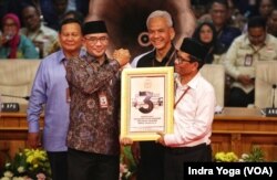 Pasangan Ganjar Pranowo dan Mahfud MD mendapatkan nomor urut 3, Selasa (14/11), untuk bersaing di Pilpres 2024 mendatang. (VOA/Indra Yoga)