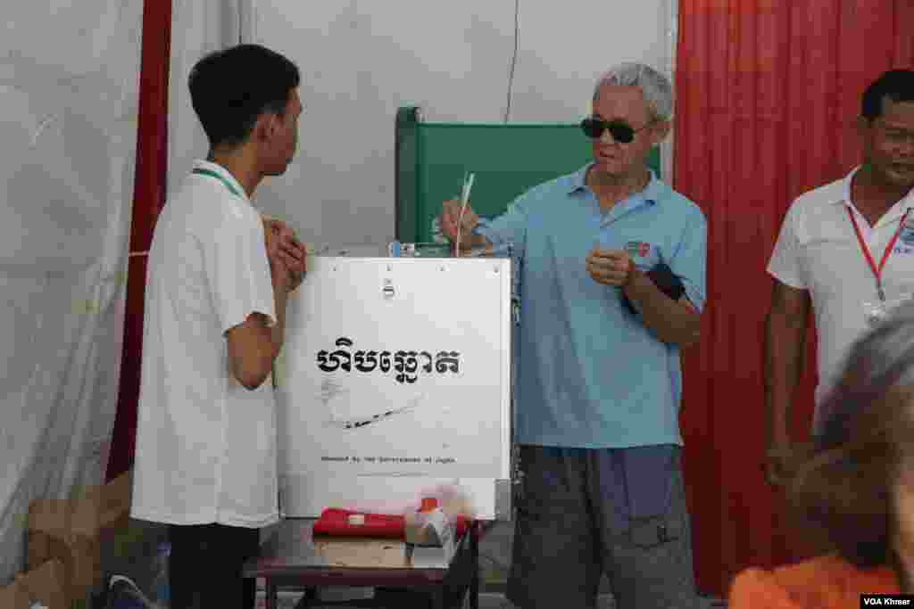 ពលរដ្ឋម្នាក់រស់នៅរាជធានីភ្នំពេញបានចេញបោះឆ្នោតជាតិអាណត្តិទី ៧ ដែលអវត្តមានគណបក្សប្រឆាំងដ៏ធំមួយ នៅសង្កាត់បឹងព្រលិត ខណ្ឌ ៧ មករា រាជធានីភ្នំពេញ ថ្ងៃទី ២៣ ខែកក្កដា ឆ្នាំ ២០២៣។ (ស៊ុន ណារិន/វីអូអេ)