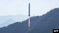 中国1月9日下午3时03分在四川省西昌卫星发射中心使用长征二号丙运载火箭将一枚爱因斯坦探针科学卫星发射升空。北京罕见地公布这次运载火箭的飞行轨迹。