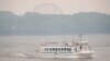 Sebuah kapal wisata melintas di sungai St-Lawrence di Montreal, Quebec, Kanada, di tengah asap yang disebabkan oleh kebakaran hutan di Quebec Utara, 25 Juni 2023. (ANDREJ IVANOV / AFP)