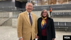 台湾新任驻美代表俞大㵢(左)抵达华盛顿杜勒斯机场,美国在台协会执行理事蓝莺到场欢迎。(2023年12月11日,美国之音锺辰芳拍摄)