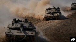 Tank-tank Israel menuju perbatasan Jalur Gaza di Israel selatan pada Jumat, 13 Oktober 2023. (Foto: AP/Ariel Schalit)