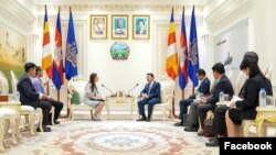 អ្នកស្រី Orna Sagiv ឯកអគ្គរដ្ឋទូតអ៊ីស្រាអែលប្រចាំកម្ពុជានិងថៃ និង​​រដ្ឋមន្ត្រី​ក្រសួង​កសិកម្ម​លោក ឌិត ទីណា សំណេះសំណាល​គ្នា​ នៅក្នុង​ជំនួប​មួយ​ នៅរាជធានីភ្នំពេញ កាលពីថ្ងៃទី២៤ ខែមករា ឆ្នាំ២០២៤។ (Facebook/Orna Sagiv)