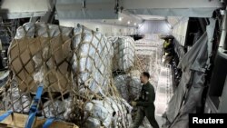 Bantuan kemanusiaan untuk Gaza dimasukan ke dalam pesawat Angkatan Udara Prancis sebelum berangkat dari pangkalan udara Orleans, Prancis, pada 4 November 2023. (Foto: Reuters/Clotaire Achi)