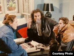 Žarko Laušević, Miroslav Lekić i Kler Bekmen tokom snimanja filma "Bolje od bekstva" u Beogradu 1989/90. (Foto: Courtesy/Adam Beckman)