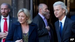 ARHIVA - Gert Vilders (desno) i Marin le Pen (levo), u Hagu u novembru 2023. (Foto: AP/Peter Dejong)