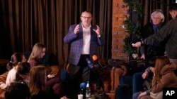 Politisi Rusia Boris Nadezhdin (tengah) bertemu dengan sejumlah istri tentara Rusia di Moskow, pada 11 Januari 2024. (Foto: AP/Alexander Zemlianichenko)