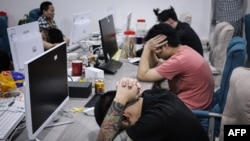 Sekelompok warga negara China ditangkap dalam penggerebekan polisi karena dicurigai menjalankan sindikat penipuan "cinta online" yang menjerat ratusan korban di China, di sebuah gedung Kara Industrial Park di Batam, Kepulauan Riau (foto: ilustrasi). 