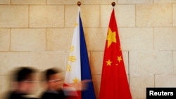 资料照：中国与菲律宾国旗