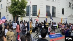 2023年9月30日中午，美国加州多族裔在中国驻旧金山总领事馆门前，举行十一集会，抗议中共实施政治迫害和种族灭绝。（美国之音旧金山特约记者周星晨摄影）