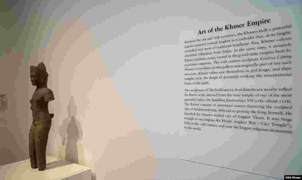 វត្ថុបុរាណខ្មែរត្រូវបានដាក់តាំងក្នុងពិព័រណ៍មួយនៅវិទ្យាស្ថានសិល្បៈ Chicago (The Art Institute of Chicago) នៅទីក្រុង Chicago រដ្ឋ Illinois នៅថ្ងៃទី ២ ខែវិច្ឆិកា ឆ្នាំ ២០២៣។ (ទែន សុខស្រីនិត/វីអូអេ) 