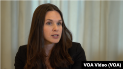 2023年7月17日，拉脱维亚里加斯特拉金什大学中国研究中心主任乌娜·亚历山德拉·贝尔齐尼亚-切伦科娃在她办公室接受美国之音的专访。