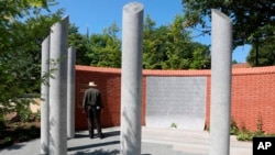 Posjetilac stoji pored Spomenika čuvarima Prvog amandmana u Anapolisu, posvećenog novinarima koji su 2018. godine ubijeni u napadu vatrenim oružjem na njihovu redakciju.