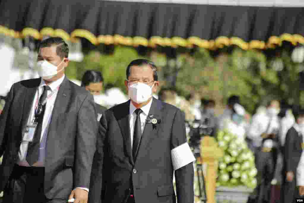 លោក​នាយករដ្ឋមន្ត្រី​ ហ៊ុន សែន​ ចូលរួម​ពិធី​បូជា​ព្រះ​សព​របស់​សម្តេច​ក្រុម​ព្រះ​ ​នរោត្តម​ រណឫទ្ធិ​ នៅ​វាល​ព្រះមេរុ ​មុខ​​វត្តបុទមវតី​ រាជធានី​ភ្នំពេញ​ ថ្ងៃទី៨​ ខែធ្នូ​ ឆ្នាំ​២០២១។ (ហ៊ាន សុជាតា/វីអូអេ)​