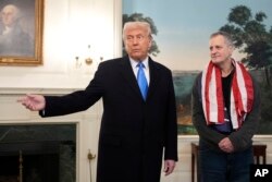 Američki predsednik Donald Tramp dočekuje bivšeg zatvorenika Marka Fogela nakon što je oslobođen iz zatvora u Rusiji, u Beloj kući, u Vašingtonu, 11. februara 2025.