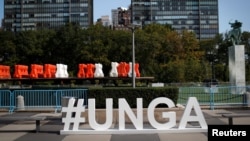 Sebuah papan di plaza pintu masuk Utara markas besar Perserikatan Bangsa-Bangsa di New York, AS, saat berlangsungnya Sidang Tahunan ke-75 Majelis Umum PBB, yang hampir sebagian besar diadakan secara virtual karena pandemi Covid-19, 21 September 2020. (REUTERS/Mike Segar).