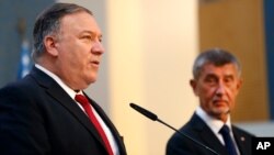 Menlu AS Mike Pompeo dan PM Ceko Andrej Babis dalam konferensi pers di Praha hari Rabu (12/8).
