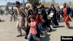 Stotine ljudi pokušavaju da se evakuišu iz Avganistana pošto su talibani preuzeli vlast (Foto: Reuters)