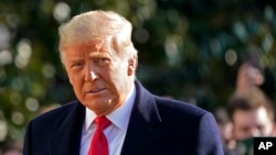 特朗普总统1月12日在白宫南草坪准备登上总统专机（美联社）