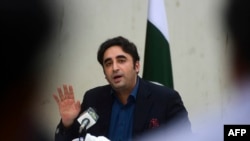 巴基斯坦外长扎尔达里在卡拉奇举行记者会（2022年10月15日）