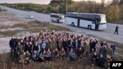 乌克兰总统办公厅主任安德烈·叶尔马克2022年10月17日公布了被释放的乌克兰女战俘的照片。