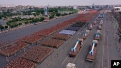 Parade militer dari pasukan Houthi berlangsung di jalanan utama di Sanaa, Yaman, pada 21 September 2022. (Foto: Ansar Allah Media via AP)