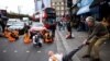 Para demonstran dari kelompok pencinta lingkungan hidup melakukan aksi protes “Just Stop Oil” di London, Inggris (15/10). 