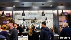 Sejumlah warga membeli mariyuana untuk tujuan rekreasi di sebuah apotek mariyuana di Maplewood, New Jersey, pada 21 April 2022. (Foto: Reuters/Eduardo Munoz)