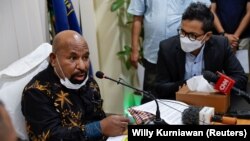 Gubernur Papua Lukas Enembe berbicara di samping Direktur Eksekutif Amnesty International Indonesia Usman Hamid dalam pertemuan di Jakarta, 27 Mei 2022. (Foto: REUTERS/Willy Kurniawan)