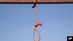 Salah satu dari enam jerat disiapkan untuk pria yang dijatuhi hukuman mati di sebuah penjara di Kabul, Afghanistan. Penguasa Taliban Afghanistan pada Rabu (7/12) melakukan eksekusi publik pertama terhadap seorang laki-laki yang dituduh melakukan pembunuhan. (Foto: AP)
